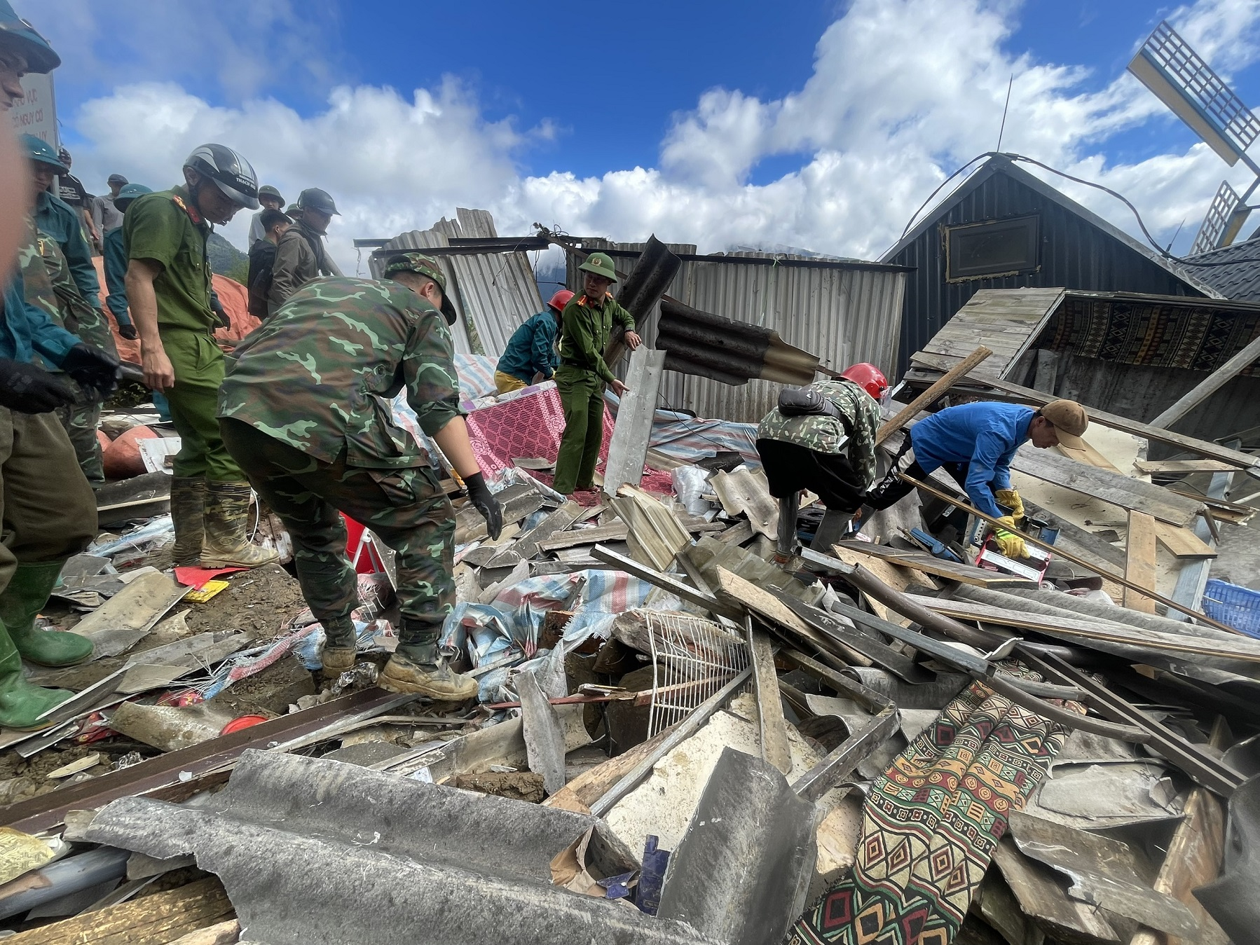 Hơn 50 cán bộ, chiến sĩ tham gia cứu nạn vụ sạt lở đất ở xã Tà Xùa, huyện Bắc Yên, tỉnh Sơn La